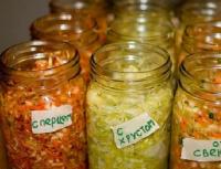 Πώς να ζυμώσετε λάχανο: συνταγές για γρήγορη προετοιμασία στο σπίτι γευστικής και τραγανής προετοιμασίας λάχανου στο σπίτι